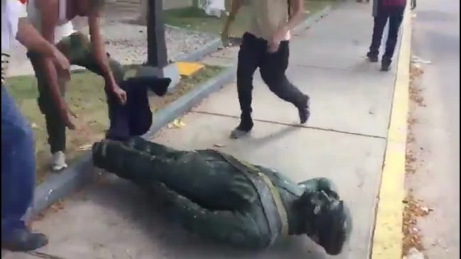 2017-05-05-Twitter-Hugo_Chavez_Statue