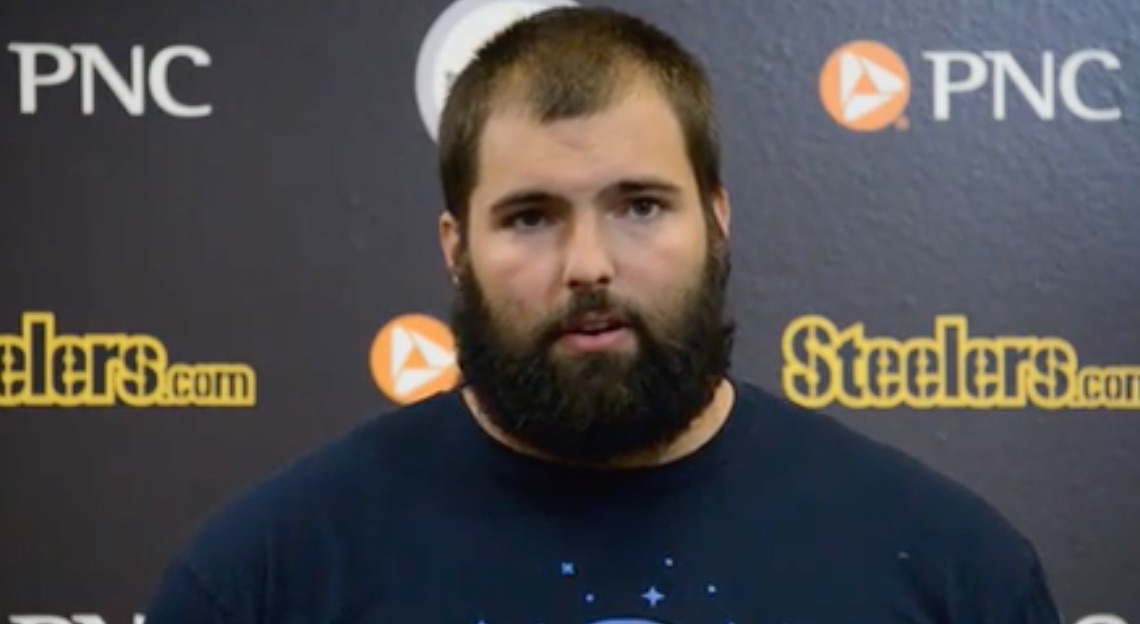 Steelers’ Alejandro Villanueva Says He Didn’t Mean to Throw Teammates