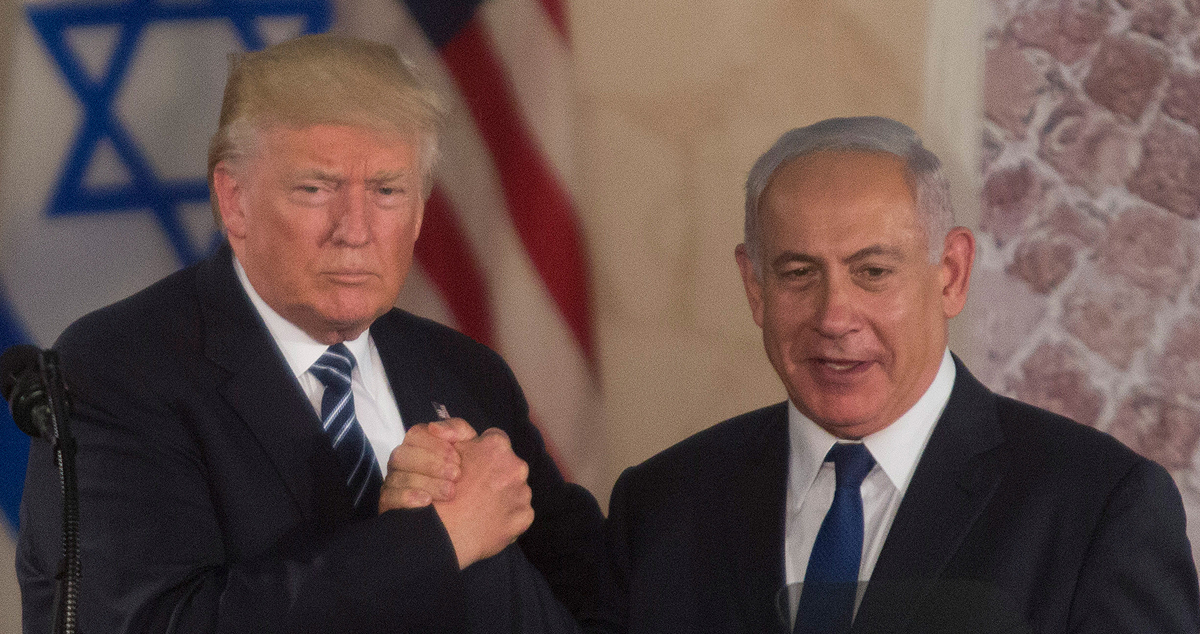 US President Donald Trump (L) and Israel's Prime Minister Benjamin Netanyahu shake hands after delivering a speech during a visit to the Israel Museum on May 23, 2017 in Jerusalem, Israel.