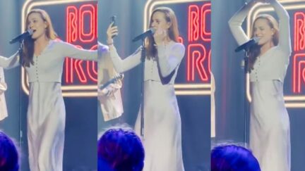 evan rachel wood giving finger at her concert
