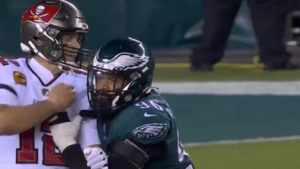 Tom Brady gets into scuffle with Derek Barnett on TNF