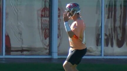 Tom Brady flashes obscene gesture at practice
