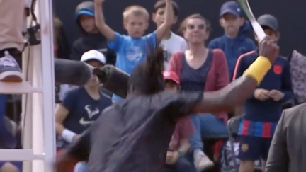 Mikael Ymer smashes racket against the umpire's chair at Lyon Open