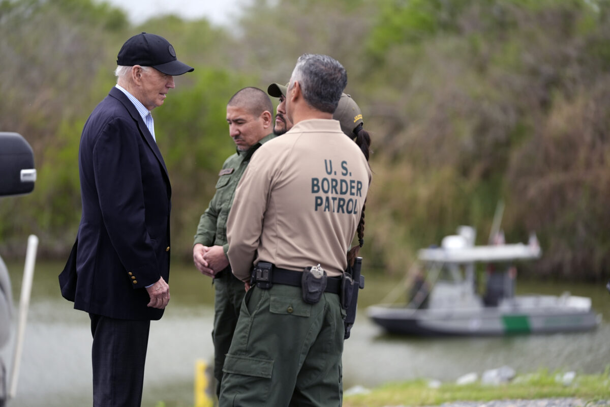 Biden talking to Border agents