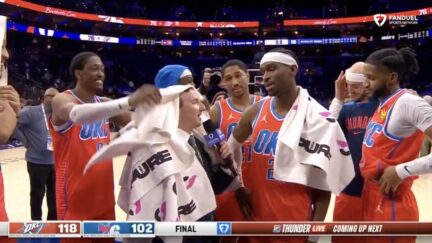 Oklahoma City Thunder players cover sideline reporter with towels