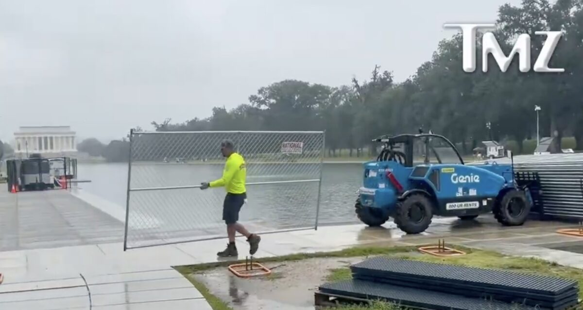 fence going up at Reflecting Pool
